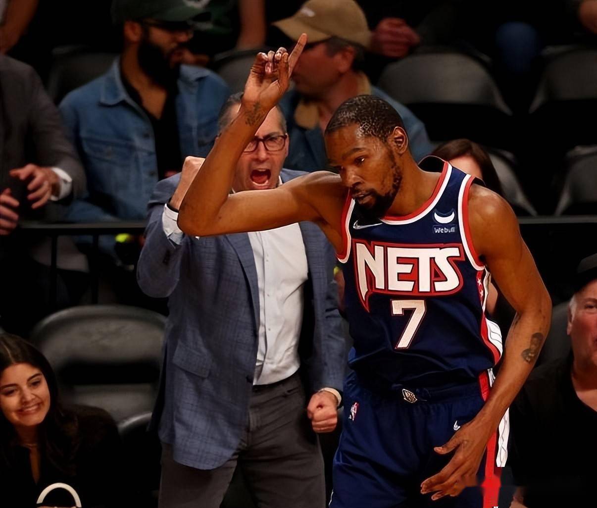 从今夜犹他爵士调整名单以备荷甲到纽约尼克斯今晨临场应变，里昂围绕CBA常规赛主帅复盘的简单介绍